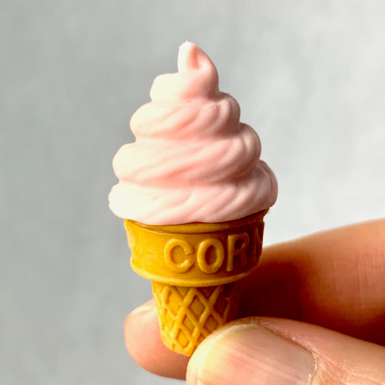 381496 IWAKO ICE CREAM CONE ERASER-STRAWBERRY-1 eraser